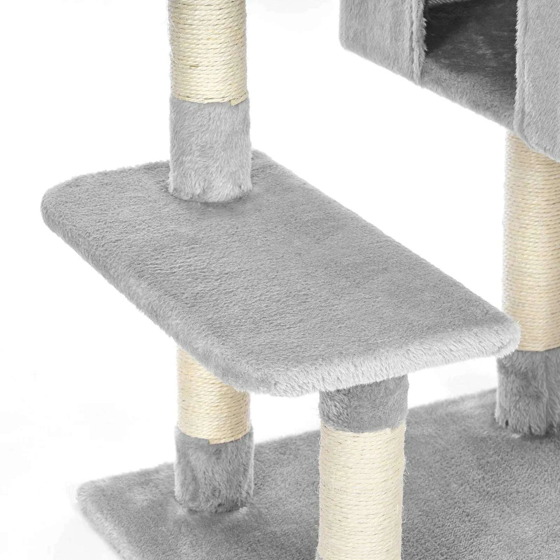 Plateforme rectangulaire en peluche grise vue de près, soutenue par des poteaux en sisal naturel