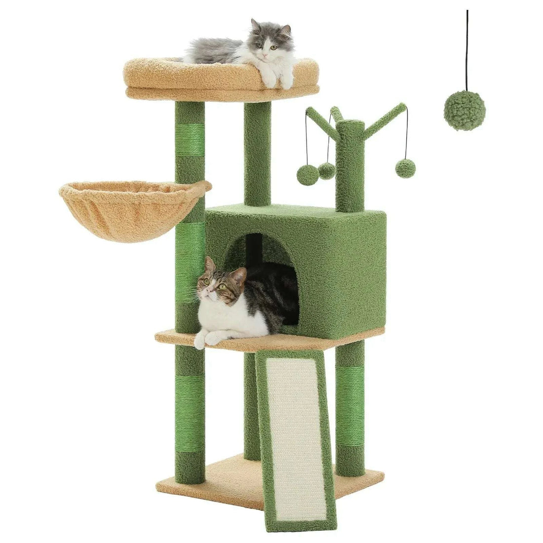Griffoir tour vert et sable en tissu bouclé avec niche, hamac et pompons, deux chats installés sur les étages