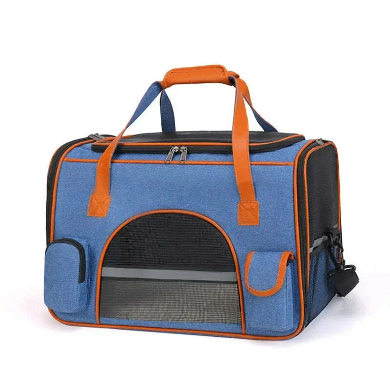 Sac de transport pour chat bleu denim à finitions orange, vu de trois quarts avec fenêtre grillagée et poches latérales