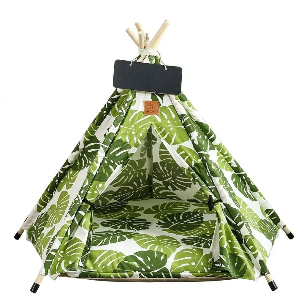 Cabane tipi pour chat en toile motif feuilles de monstera vertes, mâts en bois et ardoise