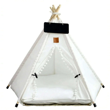 Tipi blanc pour chat à pompons, mâts en bois, ardoise noire et coussin blanc, vu de face sur fond uni