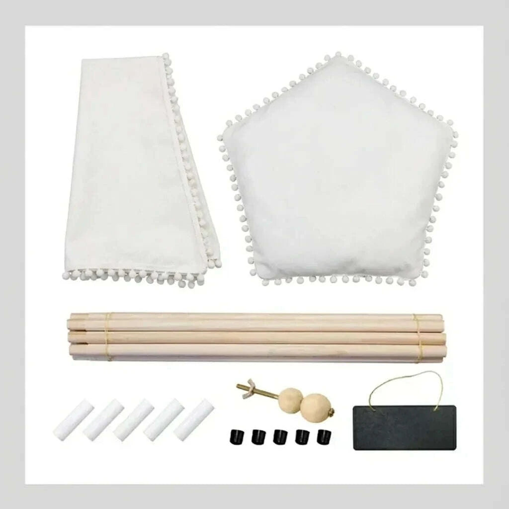 Contenu du kit tipi pour chat : toile à pompons, coussin pentagonal, mâts en bois, embouts