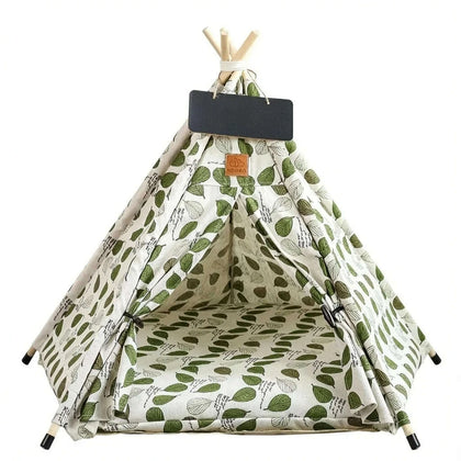 Tente tipi pour chat en toile écrue à feuilles vertes, mâts en bois et petite ardoise suspendue