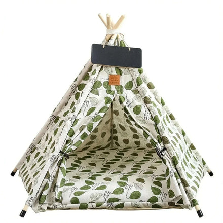 Tente tipi pour chat en toile écrue à feuilles vertes, mâts en bois et petite ardoise suspendue