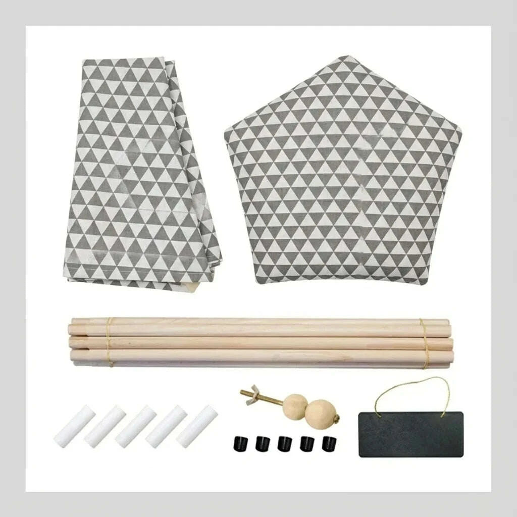 Contenu du kit de la tente : toile, coussin pentagonal, mâts en bois, embouts, balle de fixation et ardoise