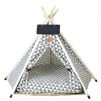 Tipi pour chat en toile grise à motif triangles blancs, mâts en bois et ardoise suspendue