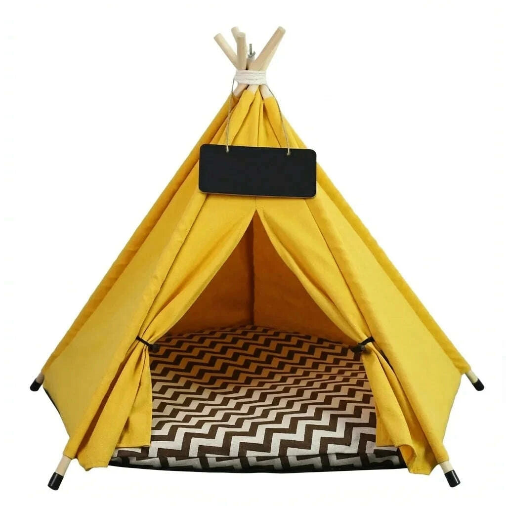 Tipi pour chat en toile jaune avec mâts en bois, ardoise noire et coussin à chevrons marron et blanc