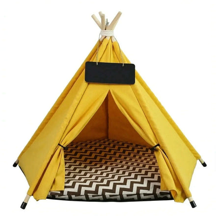 Tipi pour chat en toile jaune avec mâts en bois, ardoise noire et coussin à chevrons marron et blanc