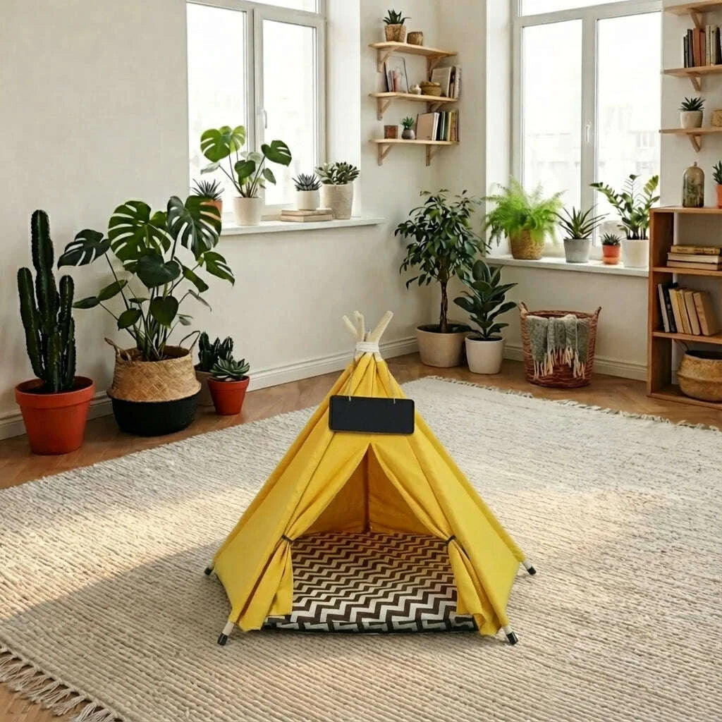 Tente tipi jaune pour chat posée sur un épais tapis beige dans un salon moderne avec plantes et étagères