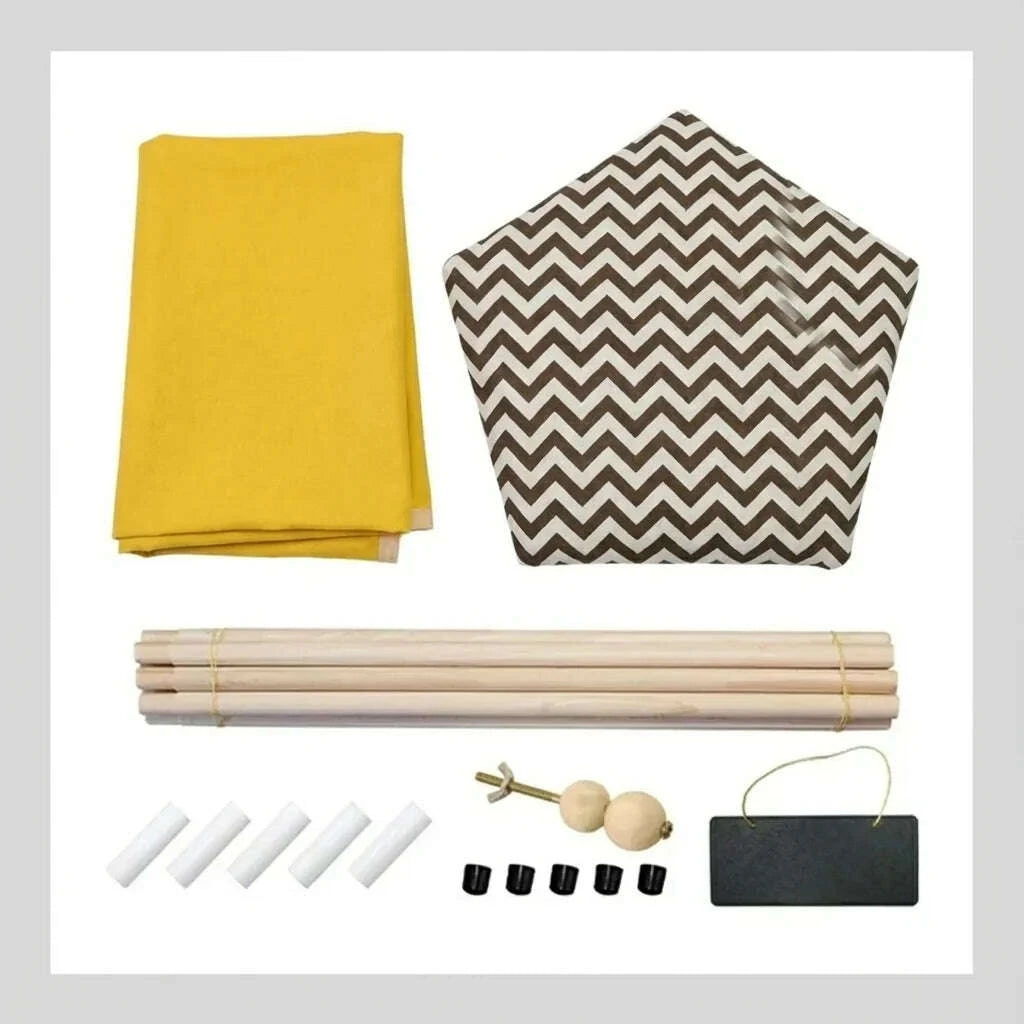 Contenu du kit de tipi : toile jaune, coussin à chevrons, perches en bois, embouts, fixations et ardoise
