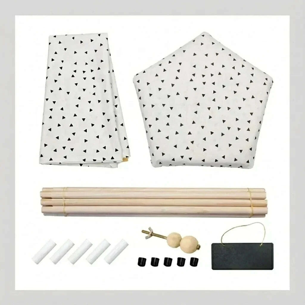 Contenu du kit tipi à monter : toile pliée, coussin pentagonal, mâts en bois, embouts noirs