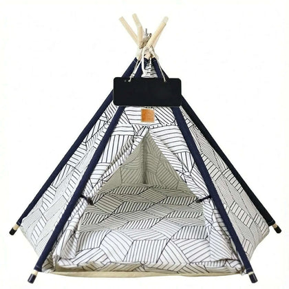 Tipi pour chat en toile blanche à motifs géométriques, mâts en bois et petite ardoise
