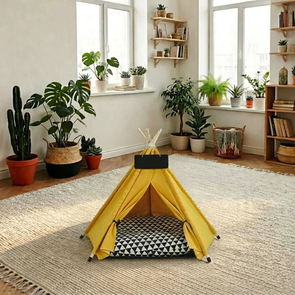 Tipi jaune pour chat avec coussin géométrique, installé sur un tapis beige devant des plantes vertes