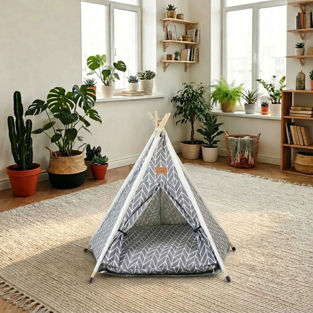 Tipi pour chat gris à motif chevrons avec coussin, installé sur un tapis dans un salon garni de plantes et d'étagères